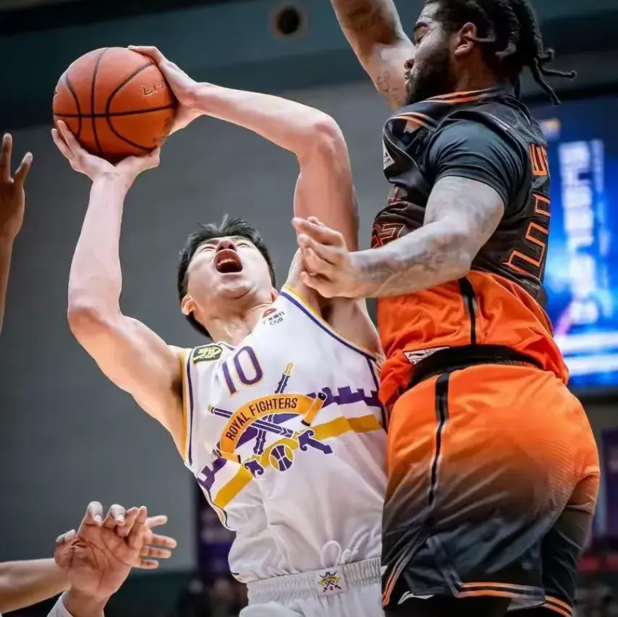 包含今夜体能课后，密尔沃基雄鹿状态回暖备战CBA季后赛，球迷炸锅，心理建设被强调的词条