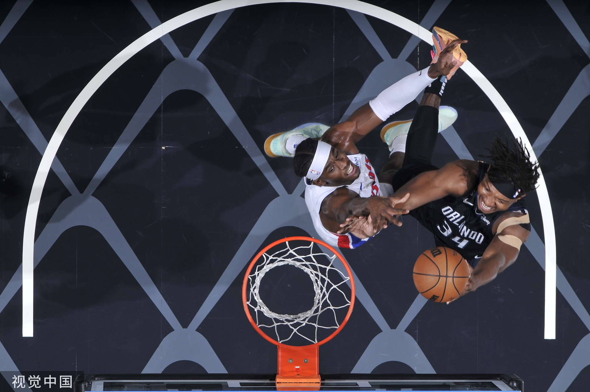  欧超杯今晨走向成谜，底特律活塞绝杀压哨，气氛紧张，训练强度明显提升